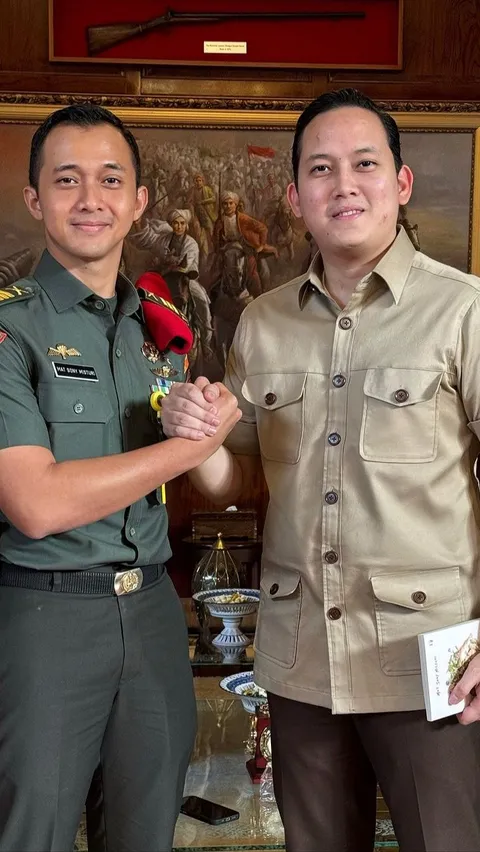 Mat Sony membagikan buku terbarunya kepada ajudan pribadi Presiden Terpilih Prabowo Subianto, Rizky Firmansyah