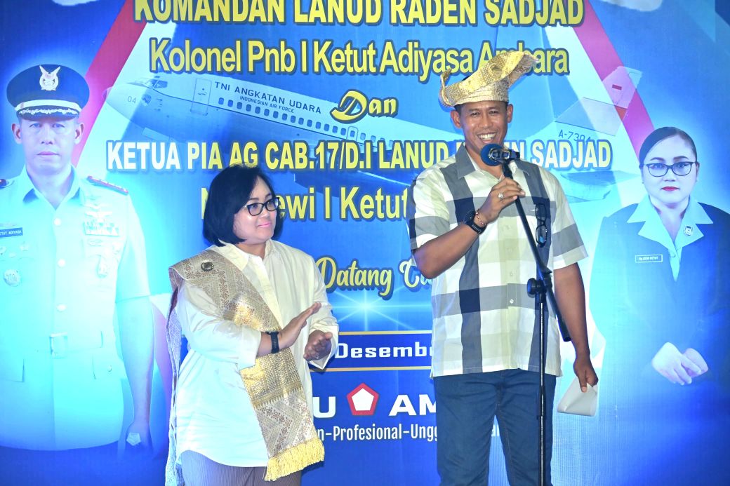 Komandan Lanud Raden Sadjad (RSA) Natuna, Kolonel Pnb I Ketut Adiyasa Ambara, bersama Ketua PIA Ardhya Garini Cabang 17/D.I Lanud RSA, Ny. Dewi I Ketut Adiyasa, menyelenggarakan acara Refresment