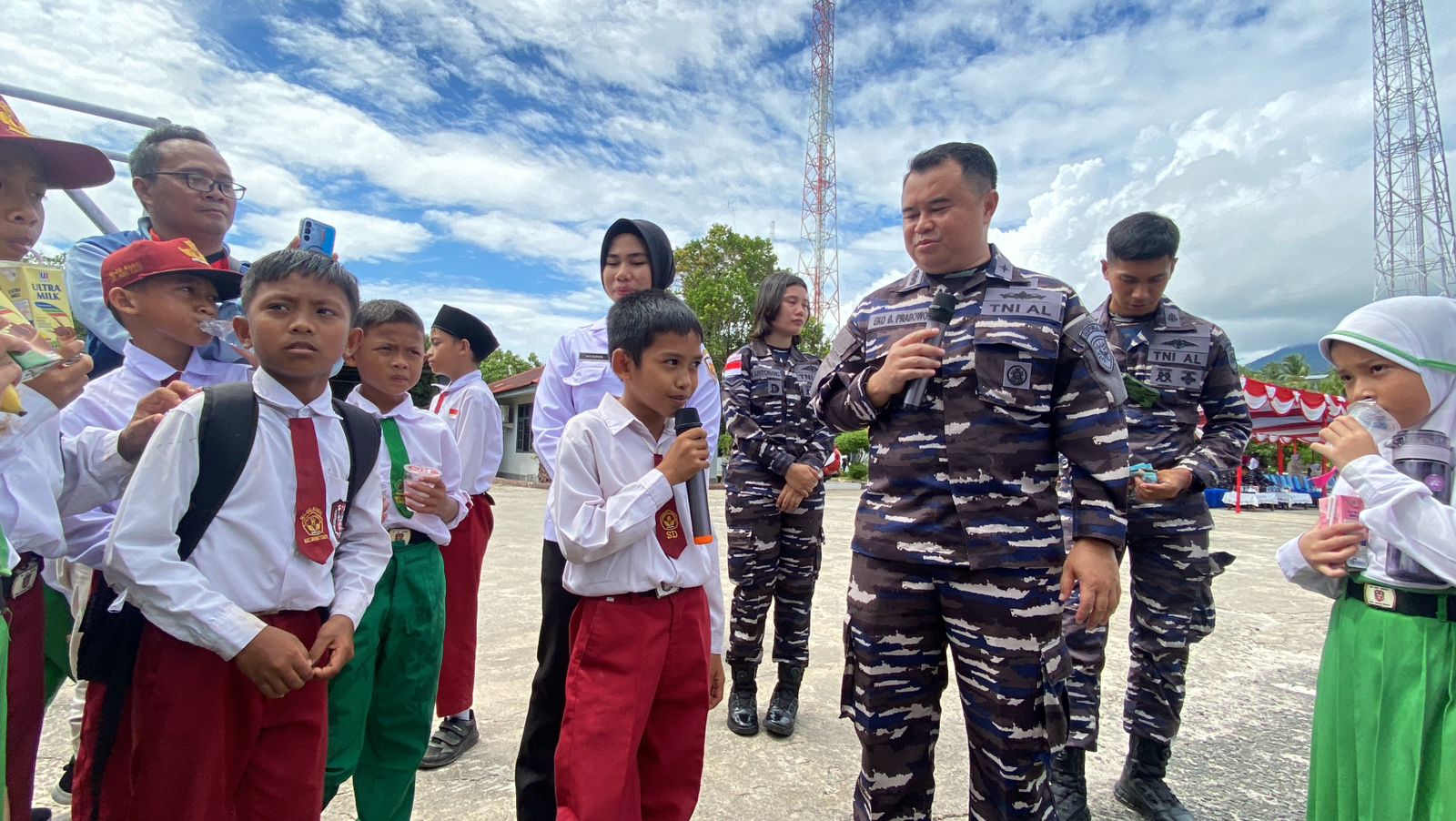 Hadirnya 500 murid dari berbagai SD dan MI di wilayah Kota Ranai untuk menerima pembagian makanan bergizi, serta pembagian 500 paket sembako dan penaburan 2.500 benih ikan nila di kolam ikan Lanal Ranai
