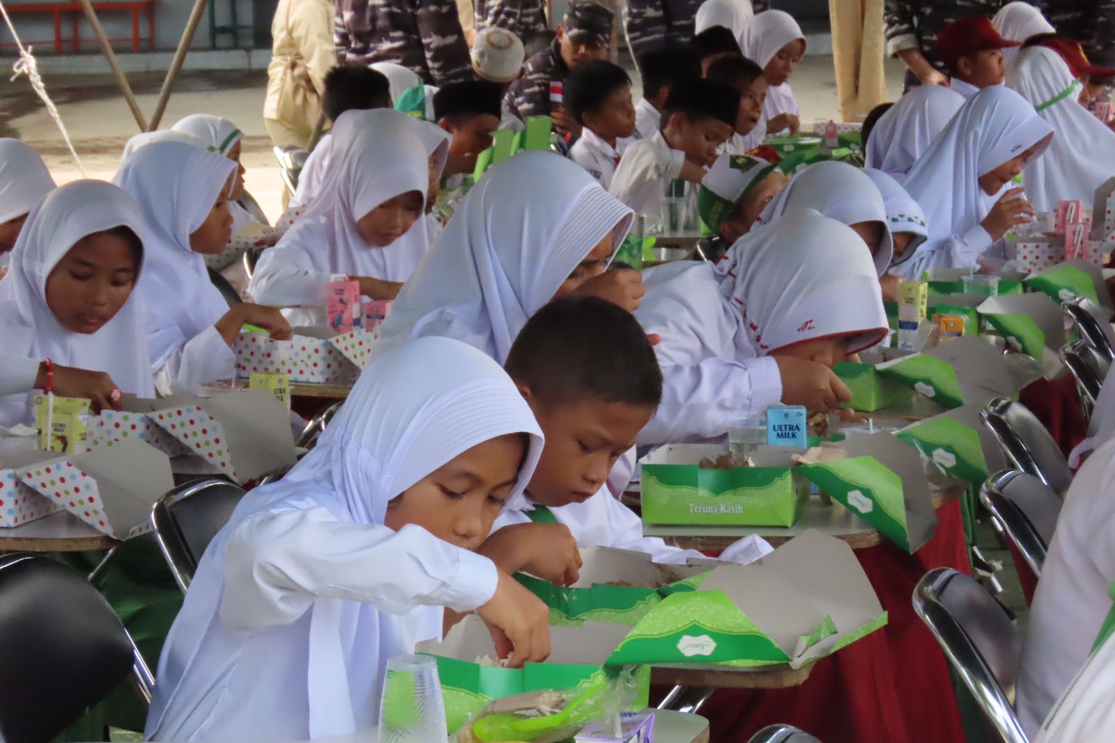 Makan bergizi di pulau Natuna