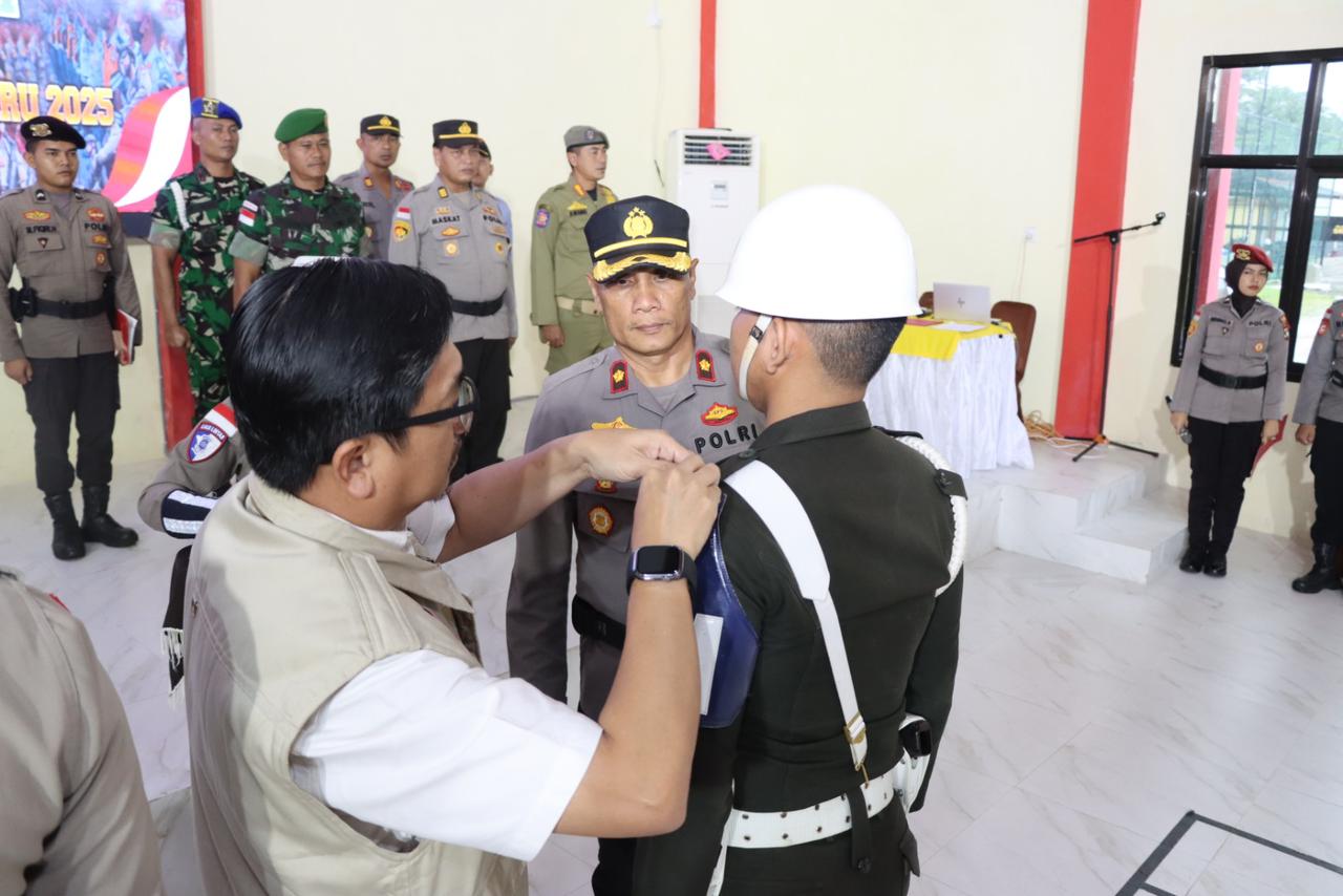 Sekretaris Daerah Kabupaten Natuna, Boy Wijanarko, SE, didampingi oleh Wakapolres Natuna, Kompol Paten Tarigan, SH.