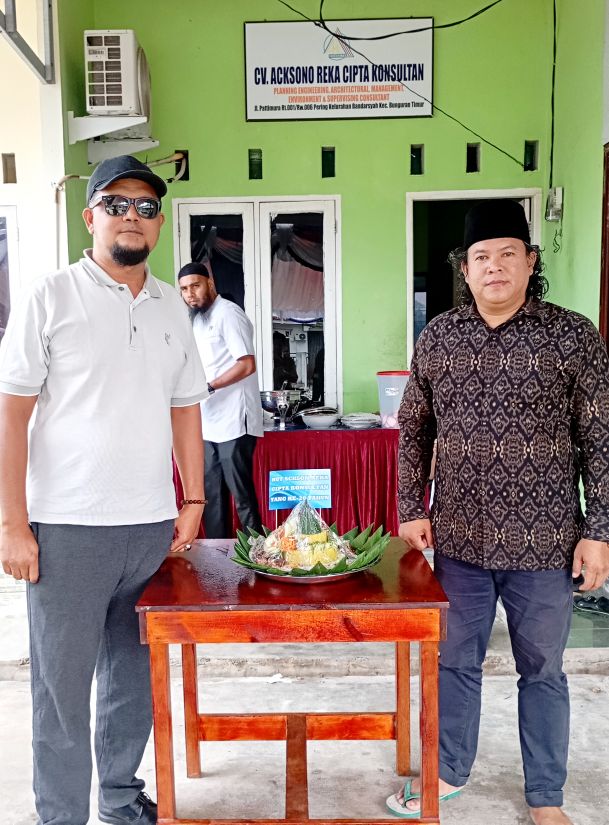 Direktur Utama CV. Acksono Reka Cipta Konsultan, Faizan foto bersama dengan komisaris Gurindam Group