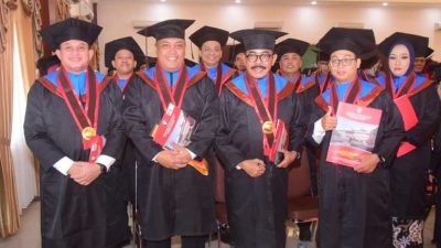 meraih gelar Doktor Hukum dari Universitas Diponegoro (Undip) di Semarang dengan Predikat Cumlaude. Pada Selasa (5/11/2024), Untung juga dinobatkan sebagai lulusan terbaik dari Undip.