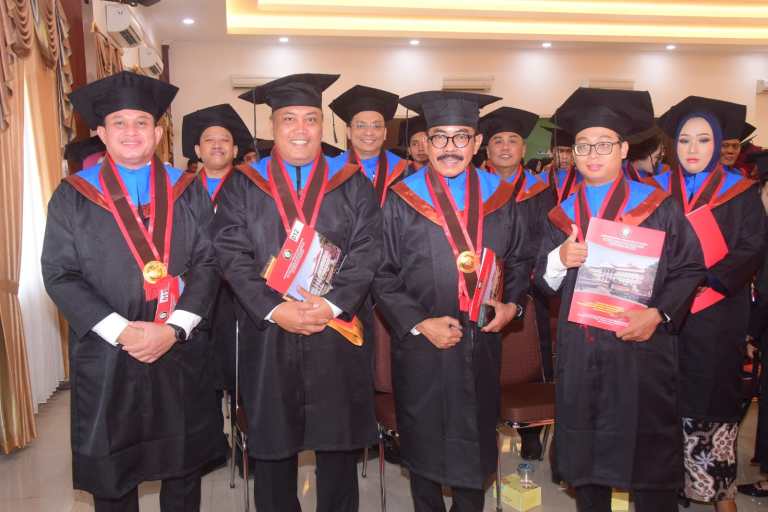meraih gelar Doktor Hukum dari Universitas Diponegoro (Undip) di Semarang dengan Predikat Cumlaude. Pada Selasa (5/11/2024), Untung juga dinobatkan sebagai lulusan terbaik dari Undip.