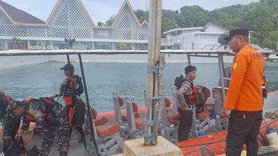 Prajurit Pos TNI AL Serasan (Posal Serasan) segera berkoordinasi dengan Unit Siaga SAR Serasan