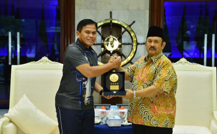 Kepala Staf Angkatan Laut (Kasal) Laksamana TNI Dr. Muhammad Ali menyambut kedatangan Menteri Perencanaan Pembangunan Nasional (PPN)