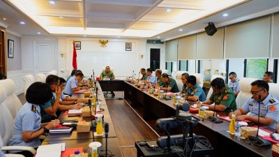 Paparan dimulai dengan Dirum Akademi TNI, Laksma TNI Arif Badrudin, M.Mgt.Stud., yang menjelaskan pelaksanaan program kerja tahun 2025.