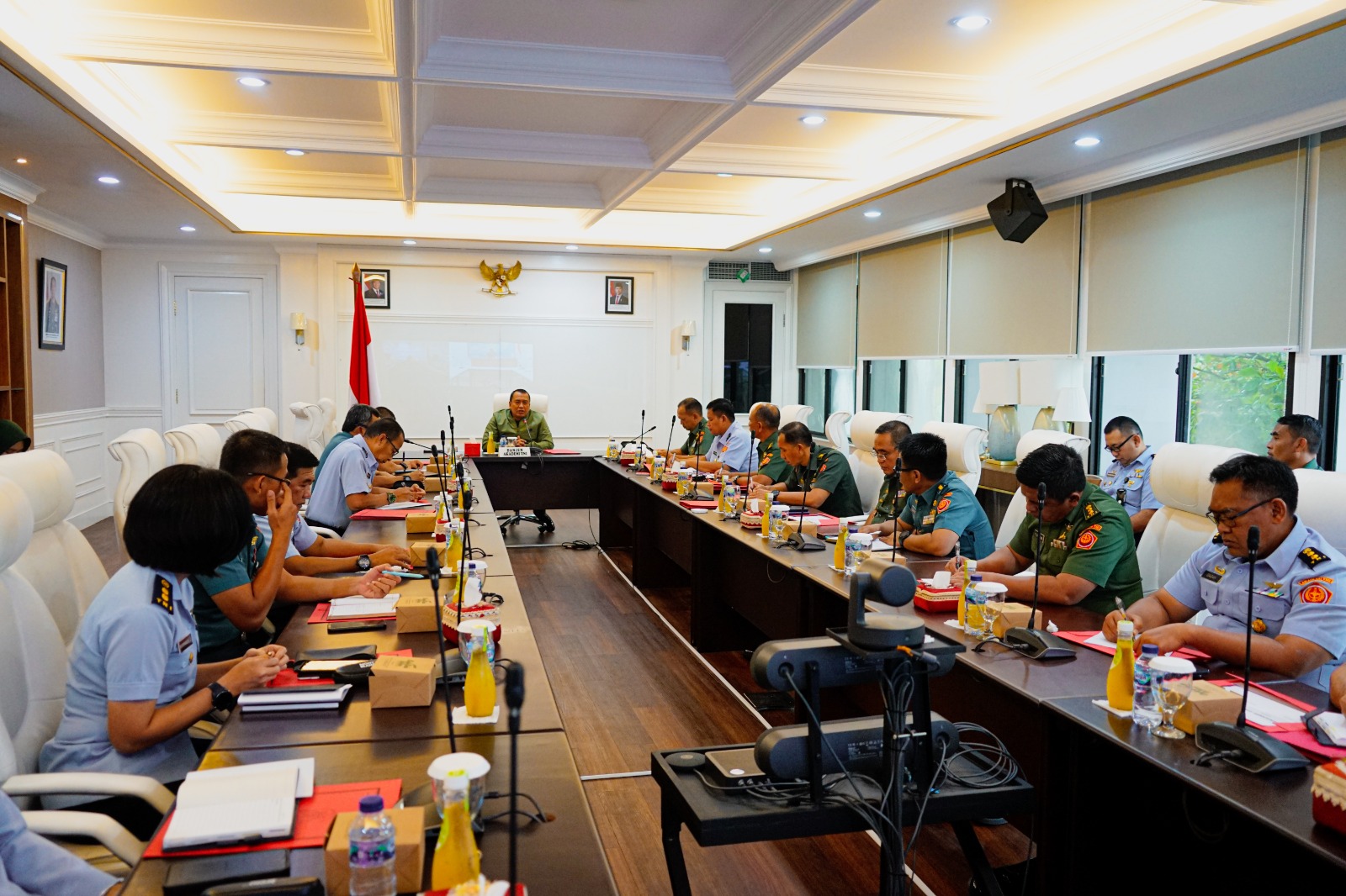 Paparan dimulai dengan Dirum Akademi TNI, Laksma TNI Arif Badrudin, M.Mgt.Stud., yang menjelaskan pelaksanaan program kerja tahun 2025.