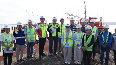 Gubernur Kalimantan Selatan (Kalsel) H. Muhidin melakukan peninjauan infrastruktur strategis jalan dan jembatan di Kabupaten Tanah Bumbu.