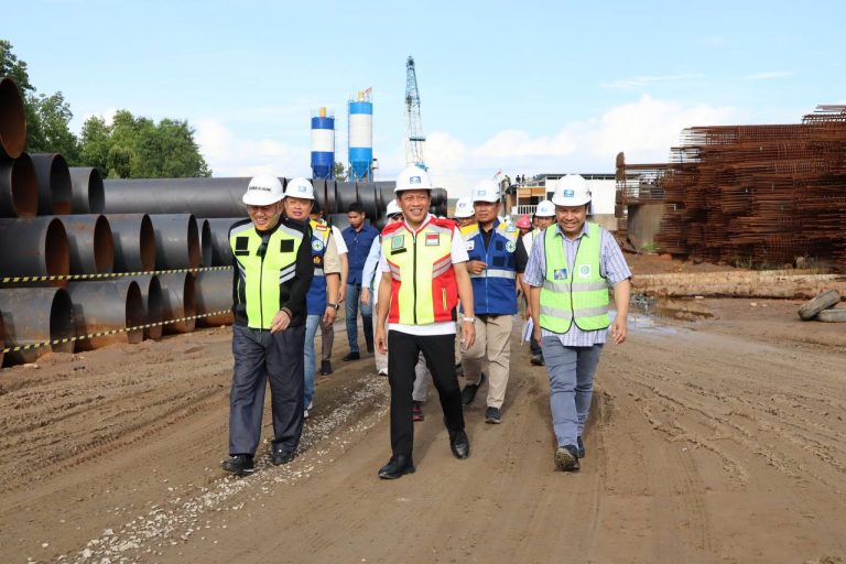 Gubernur Kalsel Tinjau Pembangunan Jembatan Pulau Kalimantan – Pulau Laut Foto Media Center MC Kalsel