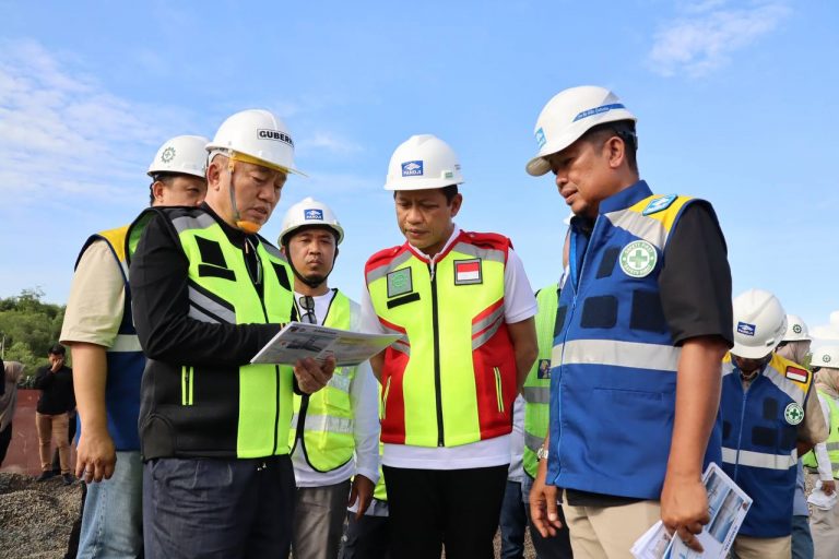 Gubernur Kalsel Tinjau Pembangunan Jembatan Pulau Kalimantan – Pulau Laut