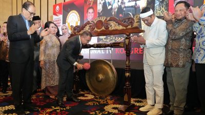 Wakil Ketua DPR RI Sufmi Dasco Ahmad Pukul gong tenda semangat berorganisasi Advokat
