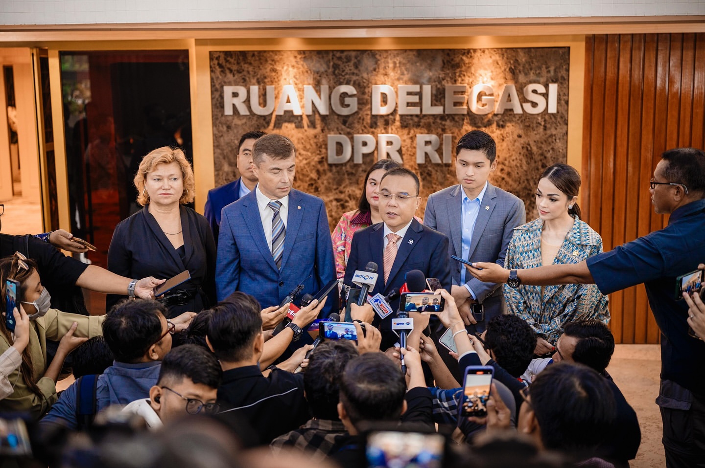 Wakil Ketua DPR RI Sufmi Dasco Ahmad (kanan) usai menerima kunjungan Duta Besar Rusia untuk RI Sergei Gennadievich Tolchenov (kiri) di Kompleks Parlemen, Senayan, Jakarta, Jumat (7/2/2025).