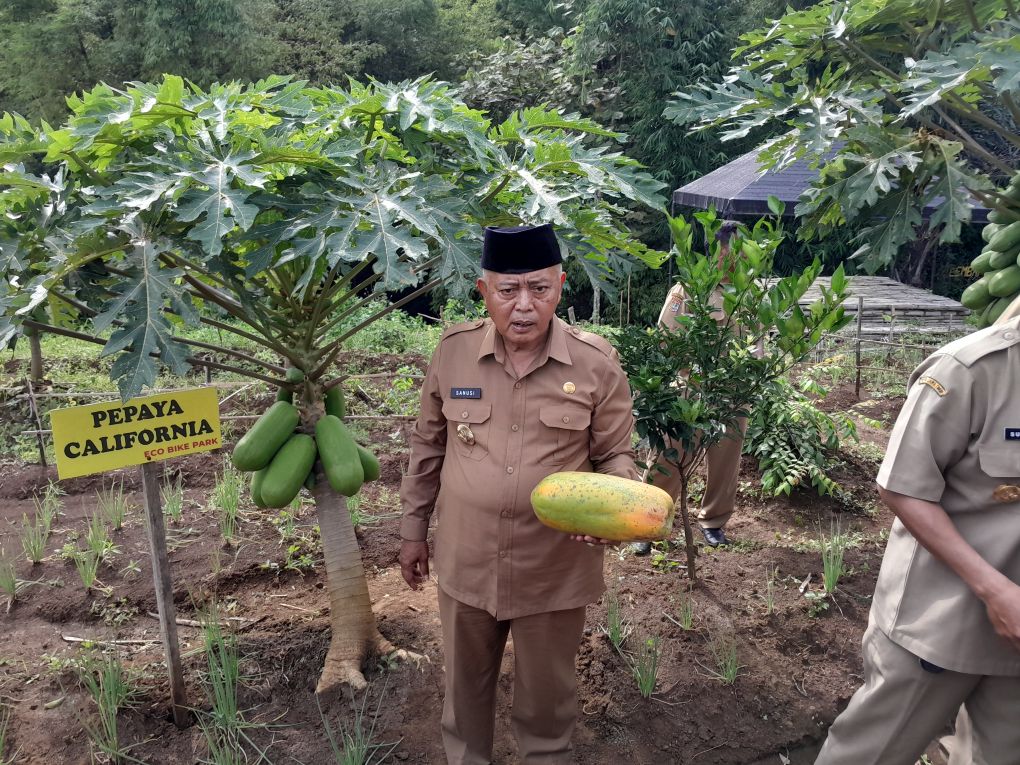 Bupati Sanusi melakukan kunjungan kerja ke beberapa desa di Kecamatan