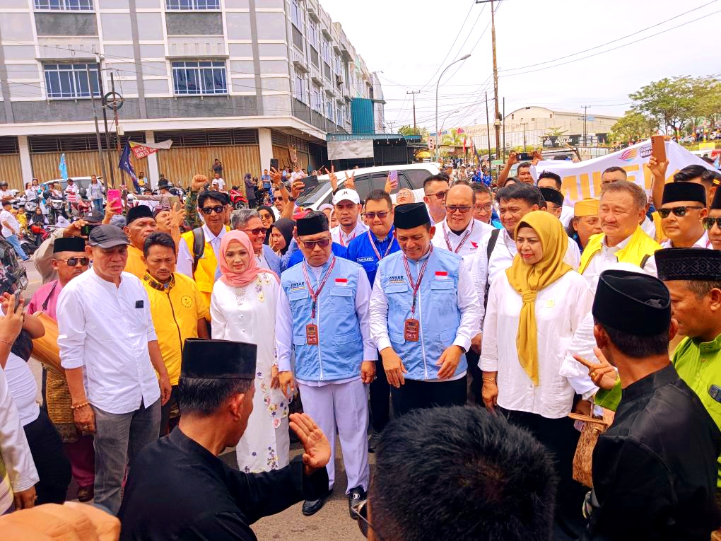 Tradisi Melayu, Ansar-Nyanyang tiba kantor KPU Kepri pada pukul 11.30 wib untuk mendaftarkan diri sebagai pasangan calon Gubernur dan Wakil Gubernur Kepri pada Pilkada 2024, disambut dengan pencak silat
