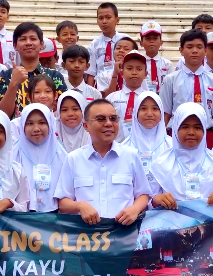 Tangkapan layar video, anggota DPR RI lainnya menyambut dengan hangat para siswa-siswi SDN