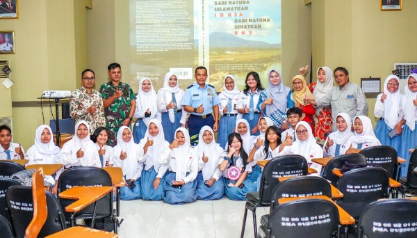 Marsma TNI Fairlyanto,S.T.,M.A.P dan Kapten TNI (K) dr Trisno Hendarsyah bersama siwa dan guru yang mengampu bidang literasi SMAN 1 Jakarta, Kamis 30 Januari 2025. (Foto Ist)