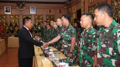 Wakil Menteri Pertahanan Republik Indonesia (Wamenhan RI), Donny Ermawan Taufanto memberikan pengarahan kepada Satuan Tugas Tenaga Kesehatan (Satgas Nakes) TNI