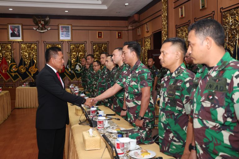 Wakil Menteri Pertahanan Republik Indonesia (Wamenhan RI), Donny Ermawan Taufanto memberikan pengarahan kepada Satuan Tugas Tenaga Kesehatan (Satgas Nakes) TNI