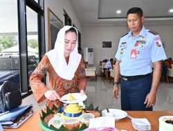 Bupati Natuna Cen Sui Lan Beri Kejutan Manis di HUT ke-79 TNI AU, Tumpeng dan Doa untuk Kebersamaan