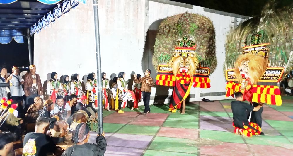 Atraksi Reog pantai piwang