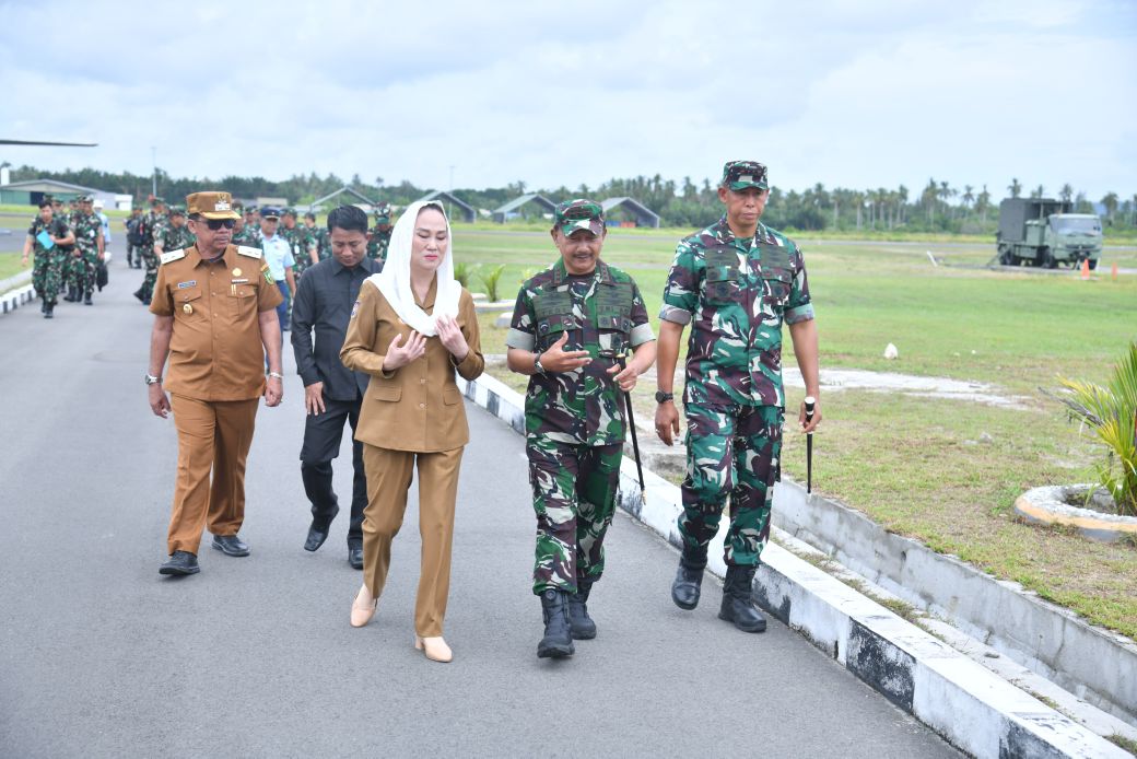 Panglima Komando Operasi Udara Nasional (Pangkoopsudnas), Marsdya TNI Ir. Tedi Rizalihadi S., M.M., melaksanakan kunjungan kerja ke Lanud Raden Sadjad (RSA), Natuna, Kepulauan Riau, Senin (14/4/2025).