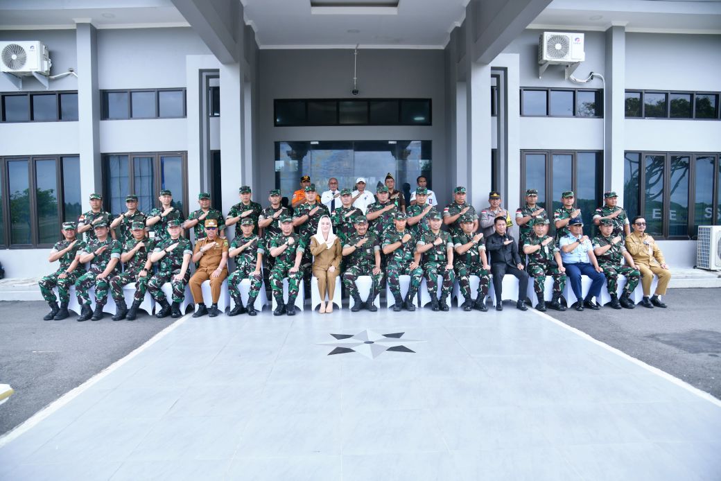 Bupati Cen Sui Lan Foto bersama jajaran TNI AU