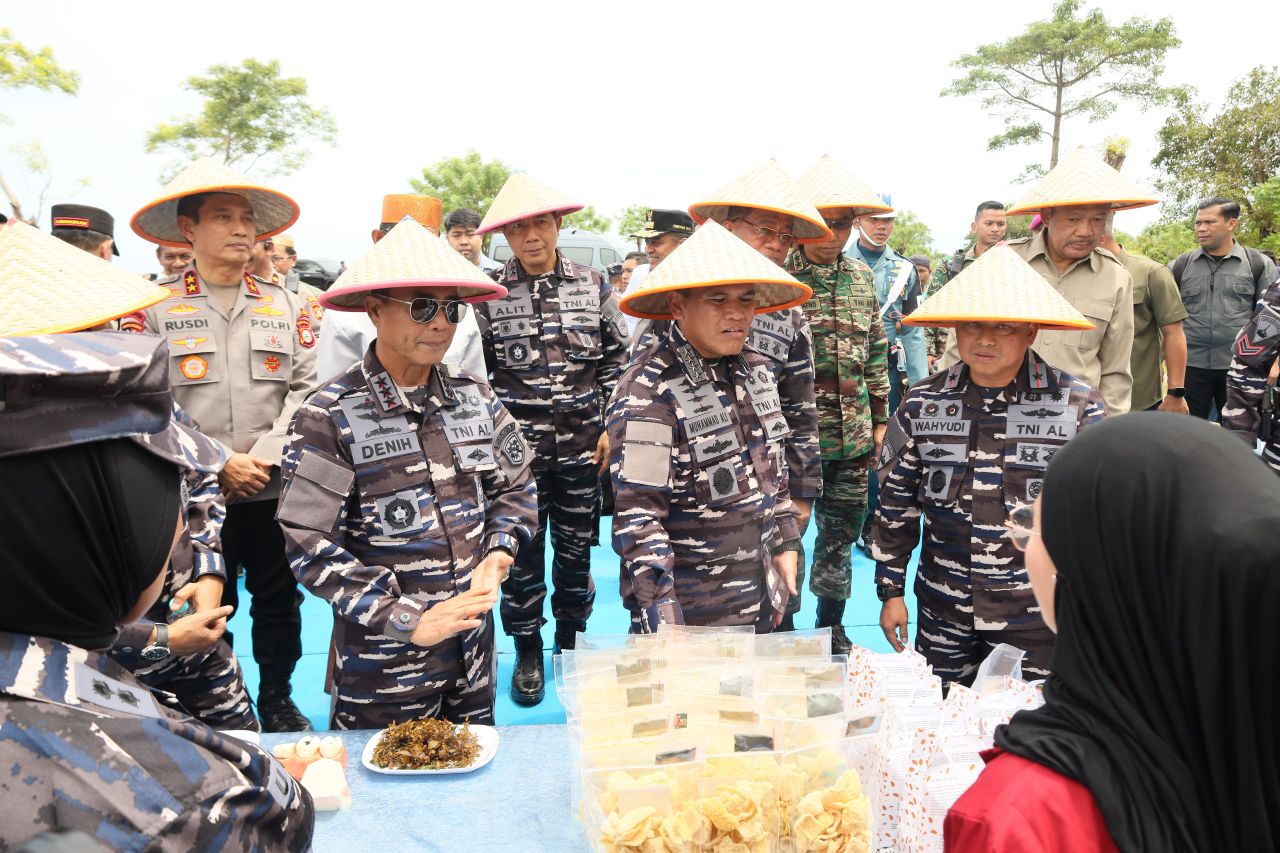 TNI AL Bagikan 1.000 Sembako dan Tanam Mangrove di Takalar, Sinergi Asta Cita Prabowo untuk Rakyat