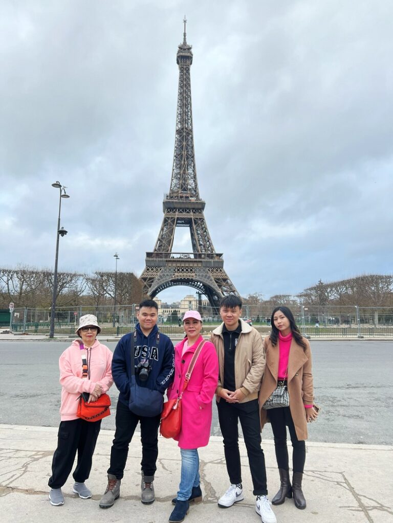 Meidy Katrin Lengkey bersama keluarga
