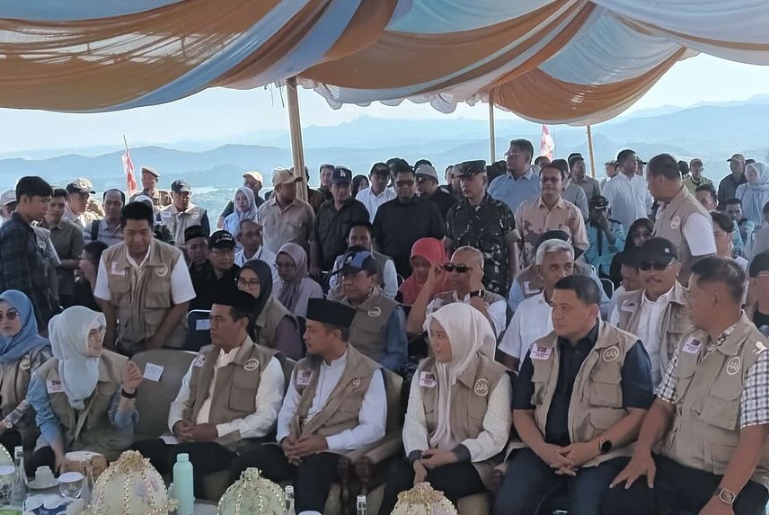 meletakkan batu pertama pembangunan Sekolah Unggulan KKSS di Bissoloro, Gowa