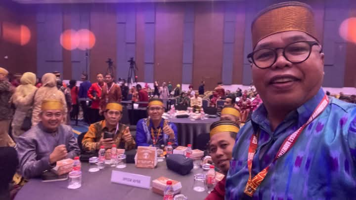 Ady Indra Pawennari Ketua serta Amrullah Rasal sebagai Sekretaris BPW KKSS Kepri turun hadir acara mubes