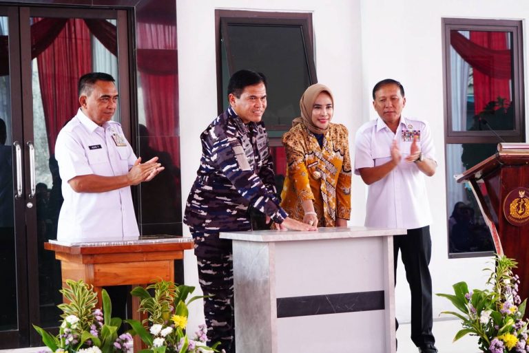 Wakil Bupati Sidoarjo, Hj. Mimik Idayana, bersama Kepala Staf Angkatan Laut (Kasal), Laksamana TNI Dr. Muhammad Ali, S.E., M.M., M.Tr.Opsla, meresmikan Gedung Panti Asuhan Laksamana Muda Mas Pardi yang berlokasi di Kecamatan Candi, Kabupaten Sidoarjo, Jumat (11/4).