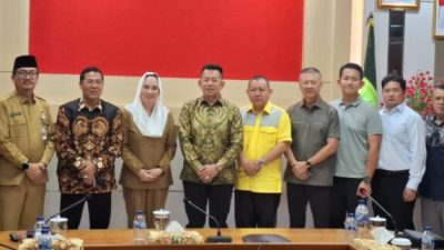 Bupati Natuna Cen Sui Lan menerima kunjungan kerja tim investor dari PT. Vendoor Eco Batam Indonesia di ruang kerjanya, Senin (14/4)