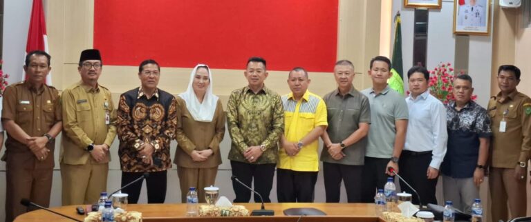 Bupati Natuna Cen Sui Lan menerima kunjungan kerja tim investor dari PT. Vendoor Eco Batam Indonesia di ruang kerjanya, Senin (14/4)