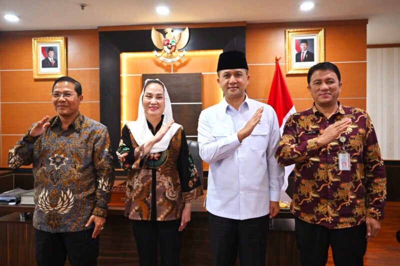 Dari Kanan ke kiri: Raja Mustakim (Pengusaha), Cen Sui Lan (Bupati Natuna) Muhammad Iftitah Sulaiman Suryanagara (Menteri Transmigrasi), Ahmad Sopian (Kadis PTSP Pemkab Natuna), berpose salam transmigrasi seusai Diskusi Kapet Baru Natuna di Ruang Kerja Menteri Transmigrasi pada Selasa (22/4)