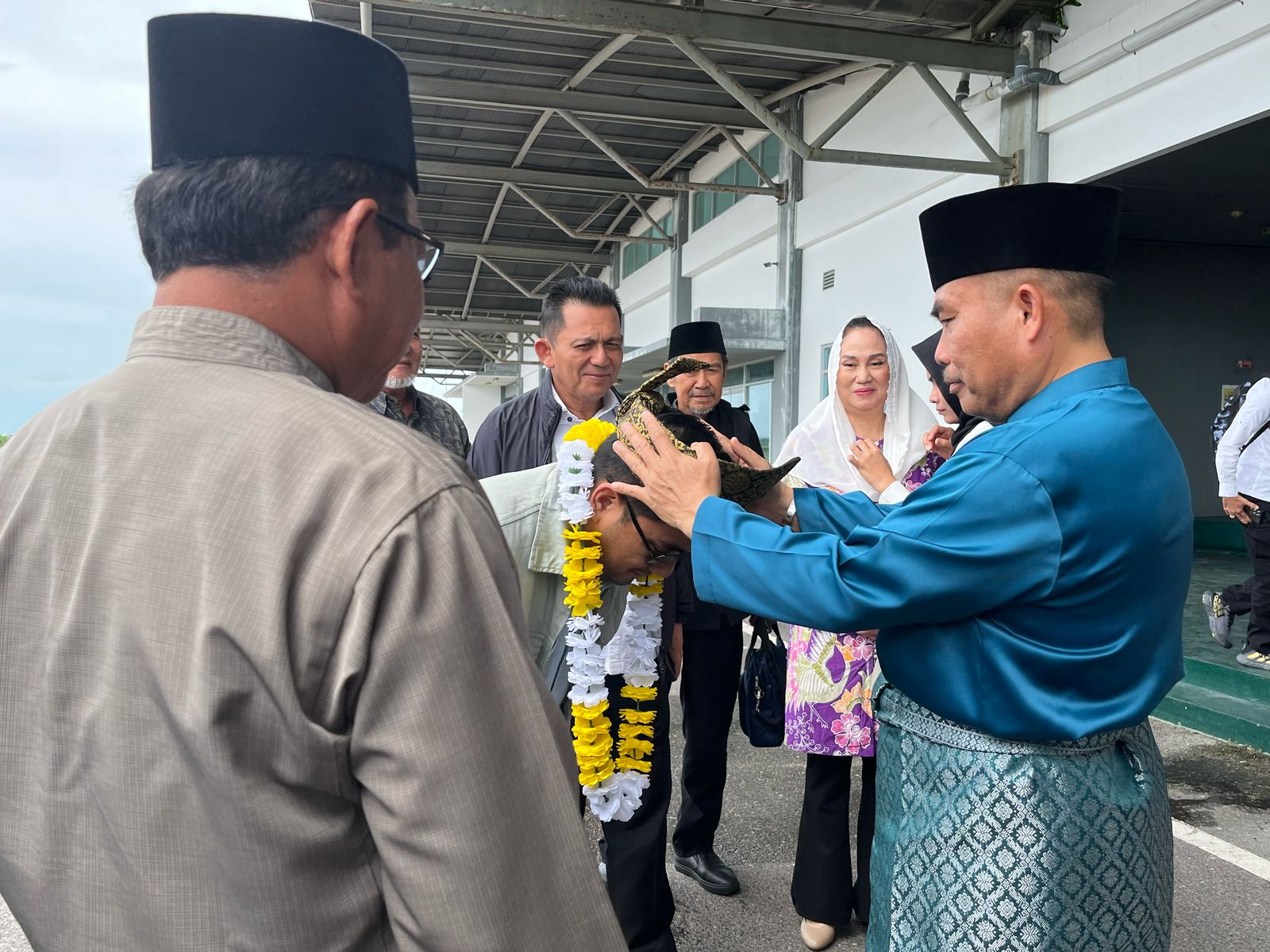 Mustamin Bakri Anggota DPR Kepri mengalungkan bugga kepada Ketua Komisi 2 DPR RI