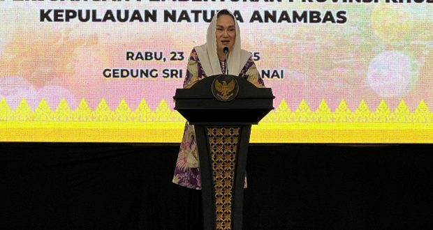Bupati Natuna Cen Sui Lan