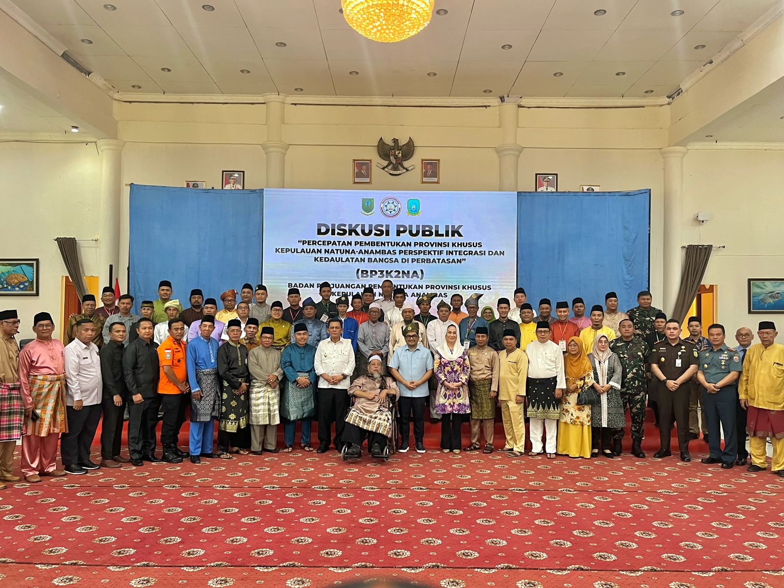 Diskusi Publik Percepatan Pembentukan Provinsi Khusus Kepulauan Natuna - Anambas. Hadirnya Danlanal Ranai bersama Gubernur Kepulauan Riau, H. Ansar Ahmad beserta Forkopimda Natuna di Gedung Sri Serindit, Ranai, Rabu (23/04/2025).