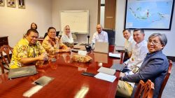 Cen Sui Lan Bupati Natuna berdiskusi bersama Joko Siswanto Kepala SKK Migas didampingi Pejabat Eselon 1 SKK Migas mengenai implementasi PI (Participating Interest) dan Bisnis ikutan lainnya untuk kemajuan kabupaten Natuna sebagai daerah Penghasil Migas, biar masyarakat perbatasan tersebut lebih sejahtera dan bisa menikmati hasil Migas tersebut