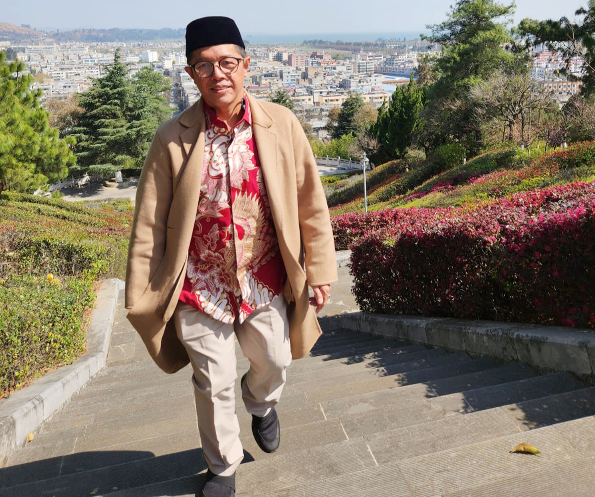 Dr. Julizar Idris, M.Si