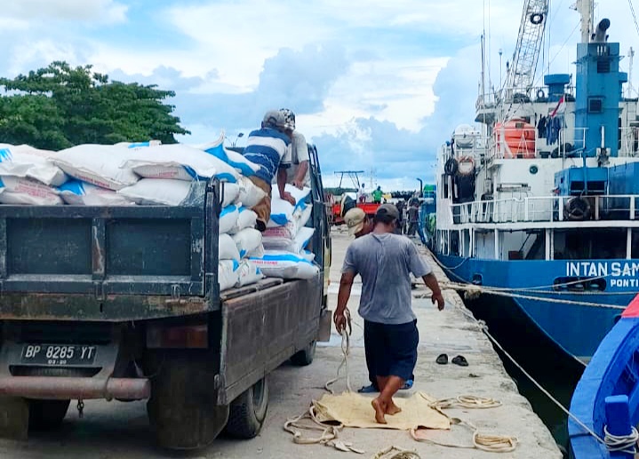 Bongkar muat kapal pelabuhan natuna