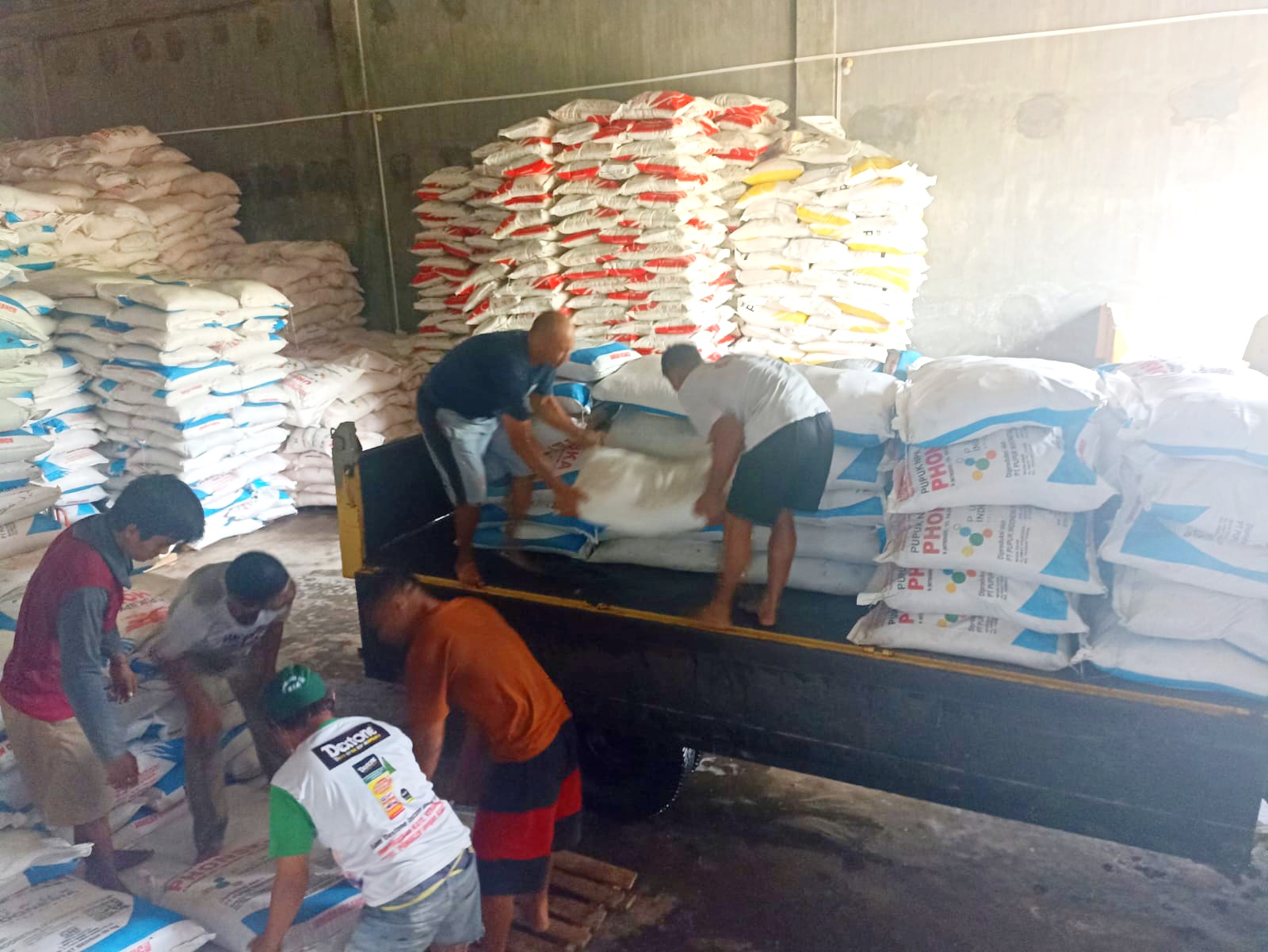 Aktifitas bongkar muat kapal di pelabuhan tanjung Payung Penagi