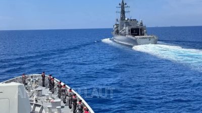 KRI I Gusti Ngurah Rai-332 dari Satuan Kapal Eskorta (Satkor) Koarmada II melaksanakan latihan bersama Passing Exercise (PASSEX) dengan kapal perusak Jepang, JS Suzunami (DD-114) di Laut Jawa pada Sabtu (12/4).