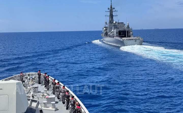KRI I Gusti Ngurah Rai-332 dari Satuan Kapal Eskorta (Satkor) Koarmada II melaksanakan latihan bersama Passing Exercise (PASSEX) dengan kapal perusak Jepang, JS Suzunami (DD-114) di Laut Jawa pada Sabtu (12/4).