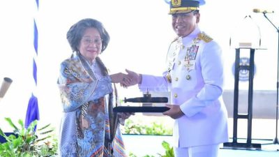 Kepala staf Angkatan Laut (Kasal) Laksamana TNI Dr. Muhammad Ali menyerahkan miniatur kapal KRI Bung Hatta-370 ke pada Prof. Dr. Meutia Hatta