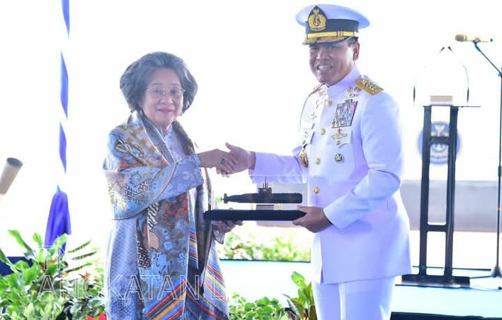 Kepala staf Angkatan Laut (Kasal) Laksamana TNI Dr. Muhammad Ali menyerahkan miniatur kapal KRI Bung Hatta-370 ke pada Prof. Dr. Meutia Hatta