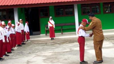 Upacara Hari Senin di SDN 003 Bunguran Timur Diwarnai Semangat Kartini dan Inovasi Dukcapil Natuna