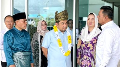 Bupati Cen Sui Lan menyambut ketua komisi 2 DPR RI di bandara lanud Raden sadjad Rabu (23/4/2025).