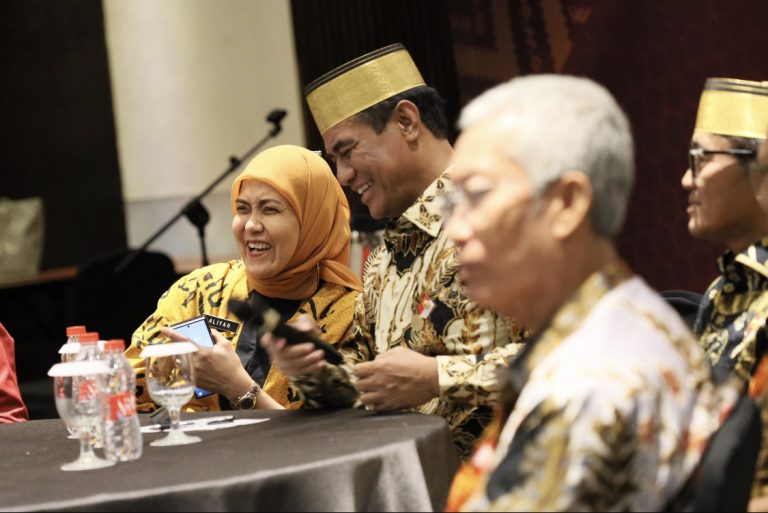 Wakil Wali Kota Makassar, Aliyah Mustika Ilham, tampak mendampingi Menteri Pertanian Republik Indonesia, Andi Amran Sulaiman, dalam acara Musyawarah Besar
