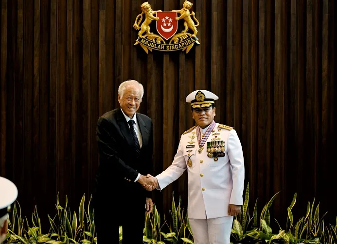 KSAL Laksamana Muhammad Ali menerima penghargaan “Pingat Jasa Gemilang” oleh Menteri Pertahanan Singapura Ng Eng Han, di Singapura, Kamis (13/3). (Dok. Dispenal)